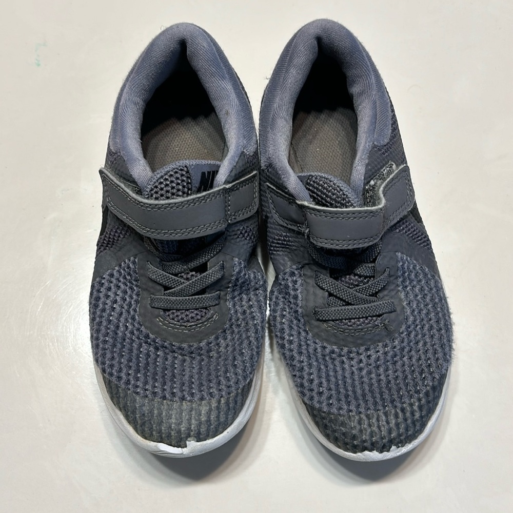 Boys Nike 1Y grey tennis shoes Revolution 4
